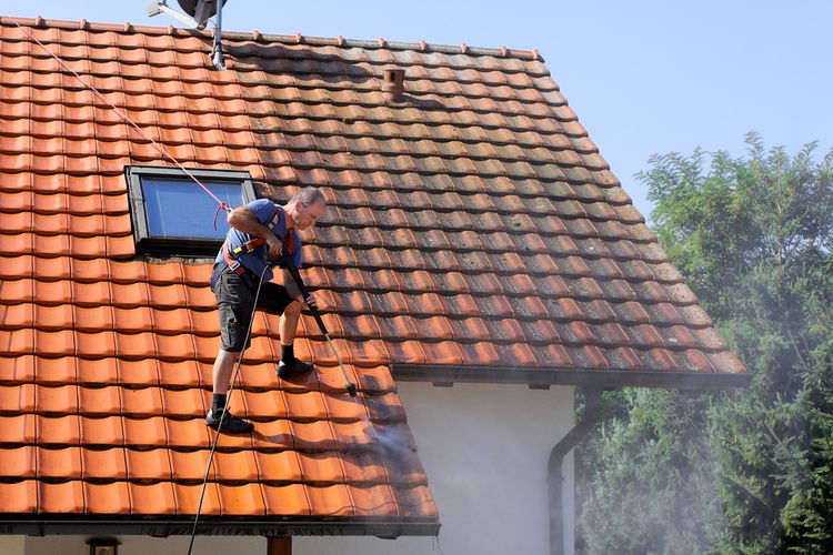 Čištění střešní krytiny od mechu a špíny