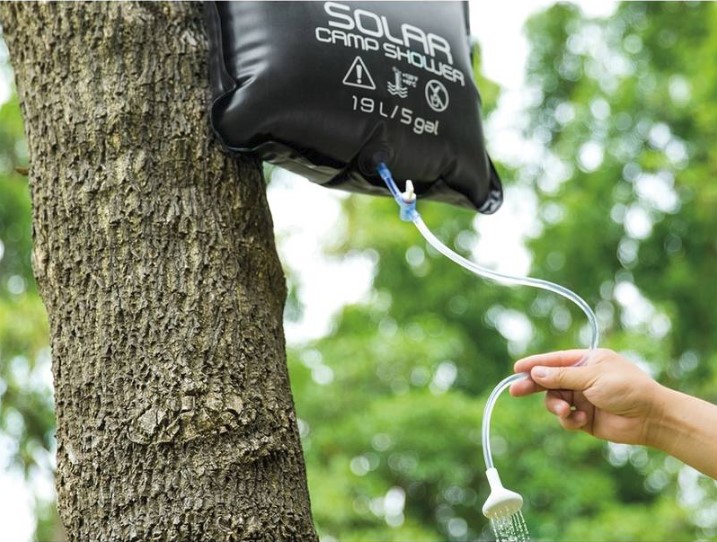 Přenosná solární sprcha do zahrady či kempu