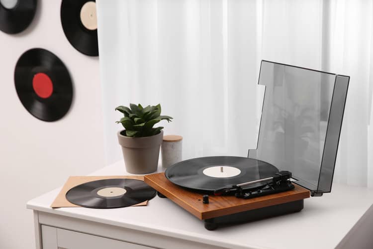 Gramofon s manuálním ovládáním