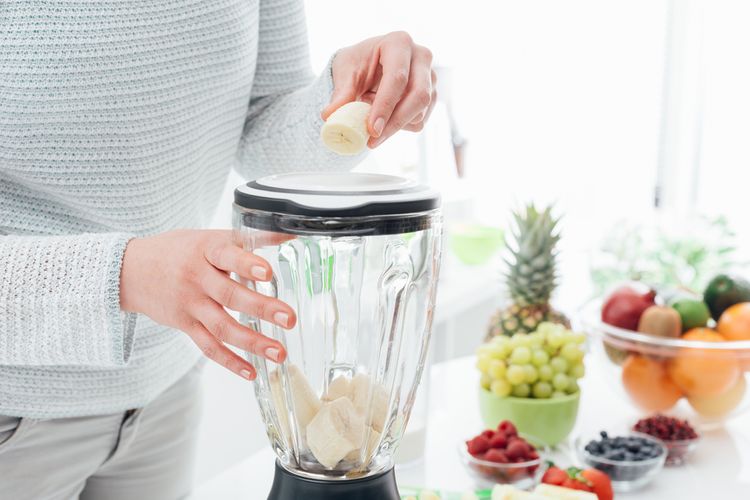 Příprava smoothie ve stolním mixéru