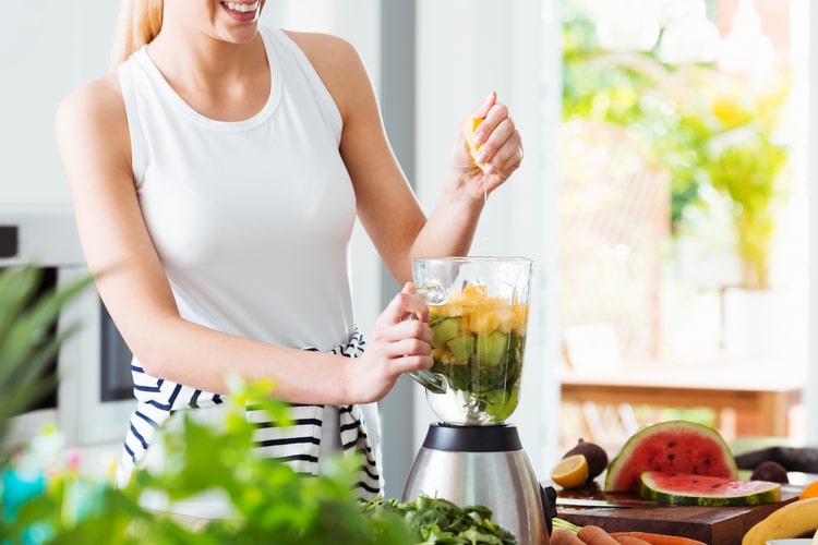 Příprava nápoje ve smoothie mixéru