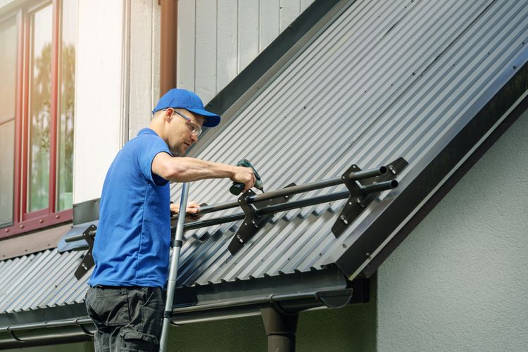 Instalace střešních zábran proti pádu sněhu