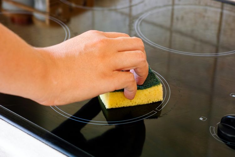 Utírání sklokeramické varné desky houbičkou