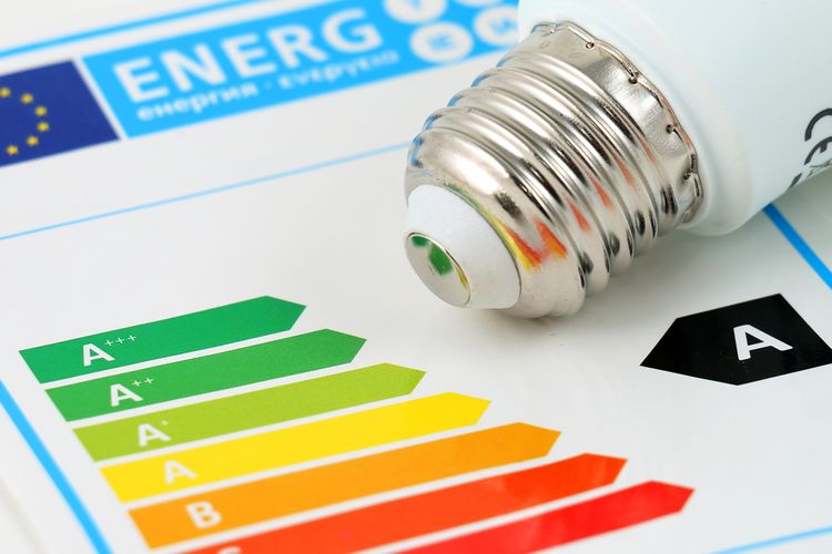 Úsporná žárovka s energetickým štítkem