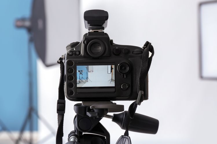 Profesionální fotoaparát na stativu