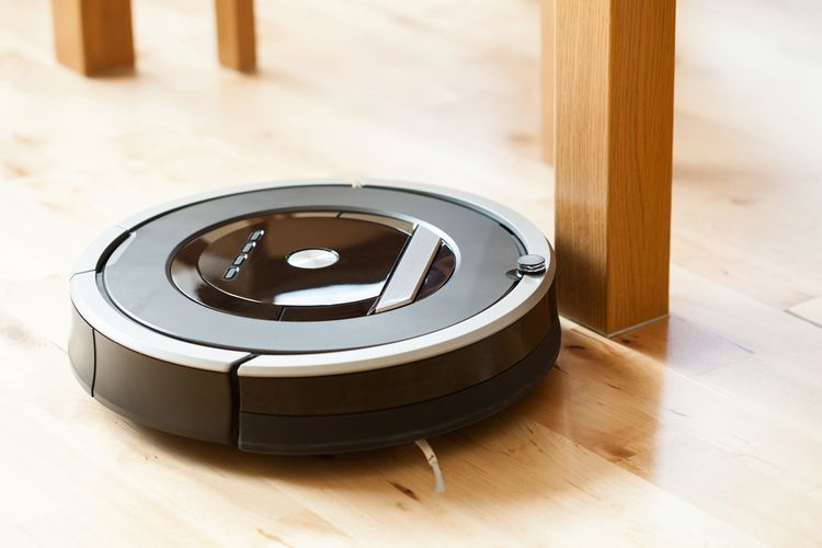 Robotický vysavač čistí laminátovou podlahu