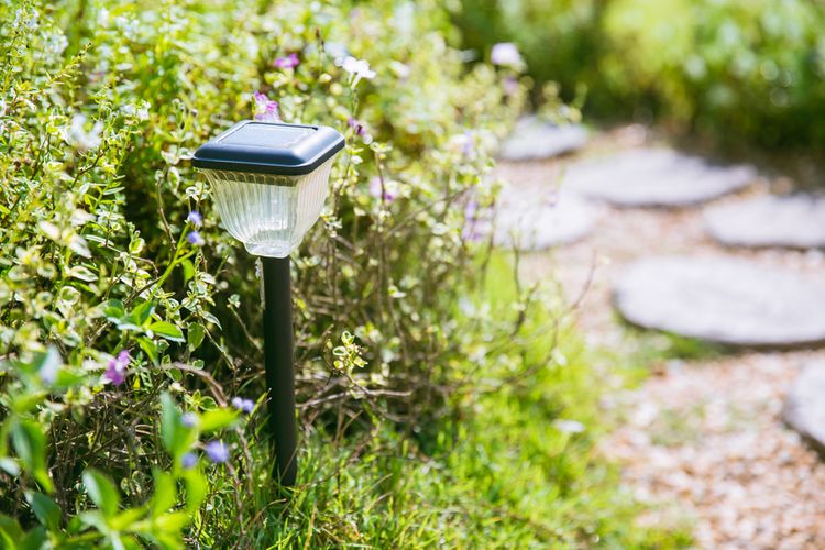Solární lampa v zahradě