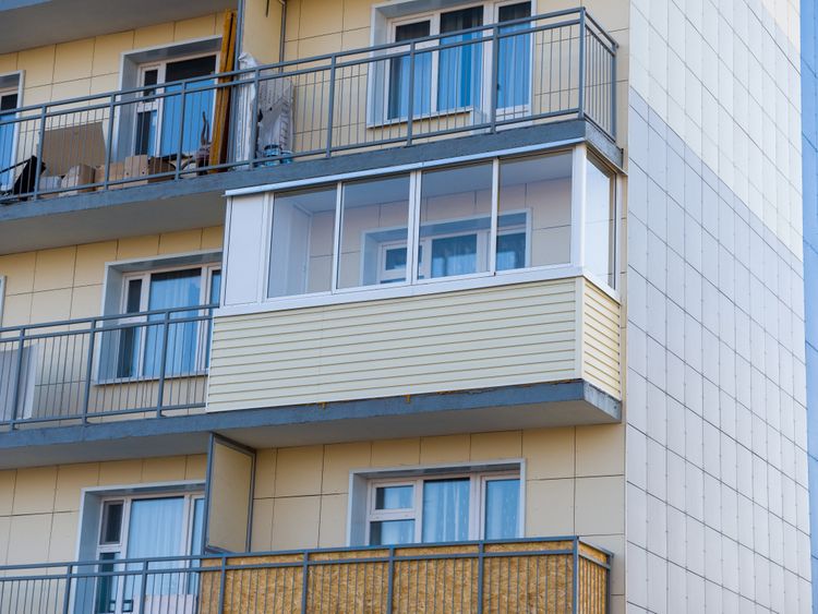 Zasklený balkon v panelákovém bytě