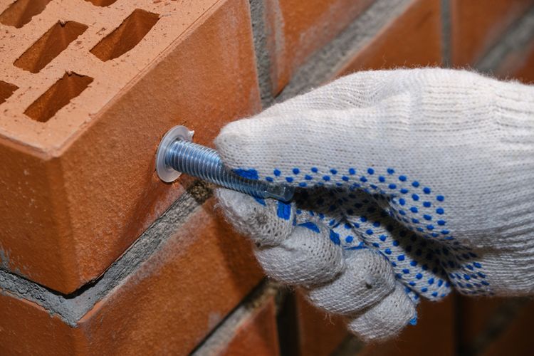 Instalace chemické kotvy do cihly