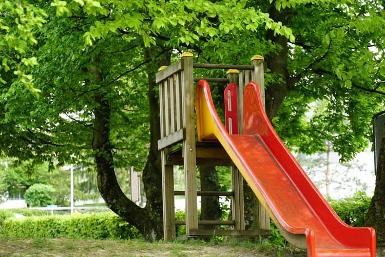 Dřevěno-plastová skluzavka do zahrady