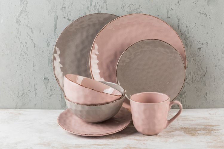 Růžová porcelánová jídelní souprava