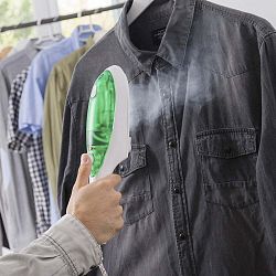 Bílo-zelená ruční napařovací žehlička InnovaGoods