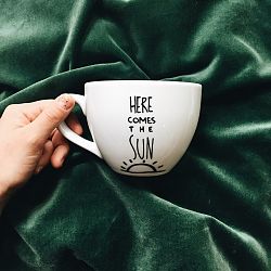 Hrnek FOR.REST Design Here Comes The Sun, 500 ml