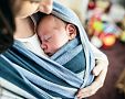 Správné nošení miminka v šátku, v nosiči, ring sling – jak nosit miminko