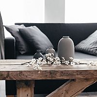 Černý gauč se stane dominantou každého obývacího pokoje