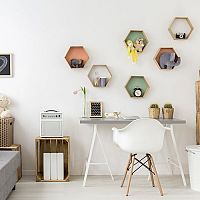 Hexagon police se hodí do každého interiéru