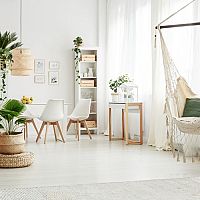 Závěsná křesla a houpací sítě v interiéru