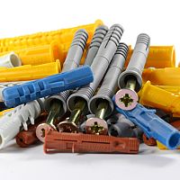 Hmoždinky do cihly, polystyrenu i sádrokartonu: Víte, které a kdy použít?