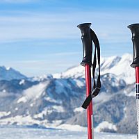 Jaké jsou nejlepší lyžařské hole pro děti a dospělé? Rozhoduje velikost a materiál