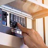 Přepěťová ochrana do rozvaděče, zásuvky i prodlužovačky – Jak to funguje?