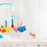 Dětský kolotoč nad postýlku s projektorem a hudebním přehrávačem. Návod, jak vybrat