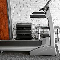 Tichý běžecký pás do bytu musí být odpružený. Jak vybrat motorový běžecký pás se sklonem?