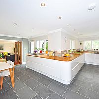 Bezúchytkové otevírání dvířek. Kuchyňské skříňky bez úchytek