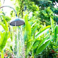 Solární zahradní sprchy se zásobníkem jsou skvělé nejen k bazénům