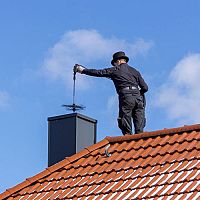 Kdy a jak často čistit komín? Pomůže rotační kartáč a odstraňovač sazí