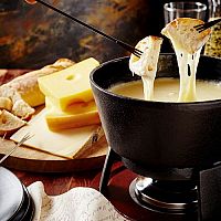 Fondue sady – elektrické, keramické, nerezové či litinové?