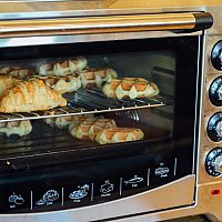 Minitroubu na pečení koupíte i s dvouplotýnkou a mikrovlnkou. Recenzie odporúčajú značky Tefal aj Orava