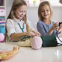 Jakou koupit panenku pro 2- či 3leté děvčátko? Látkovou, Barbie či Zapf Baby born?