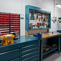 Jaký stůl do dílny? Omyvatelné ponky a skládací s dvířky