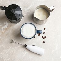 Automatický, nebo ruční napěňovač mléka? Nejlepší značky podle recenzí jsou Tescoma, Orava či Sencor