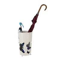 Dřevěný a kovový stojan na deštníky jako praktický doplněk v interiéru