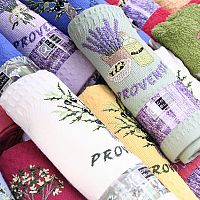 Provensálský styl v domě. Obývací pokoj, kuchyně i moderní ložnice