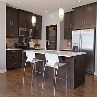 Biele plastové barové stoličky