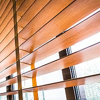 Drevené horizontálne žalúzie v obývačke