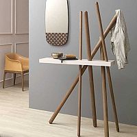 Dřevěný stojanový věšák do předsíně