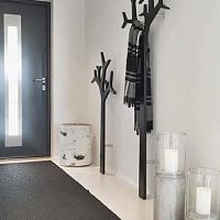 Černé stojanové věšáky