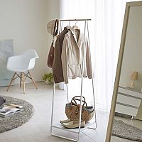 Bílý stojanový věšák