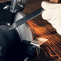 Broušení nožů doma ocílkou nestačí. Vyzkoušejte profesionální broušení