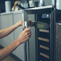 Dvouzónová elektrická vinotéka – super domácí lednička na víno