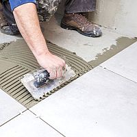 Špárovačka – jak vybrat škárovací hmotu na dlažbu, kámen, cihlový obklad