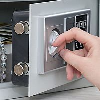 Jak vybrat domácí trezor na peníze, cennosti nebo zbraně? Populární jsou zabudované i nábytkové trezory