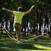 Slackline – co to je? Cena výbavy je nízká. Vhodné i pro děti