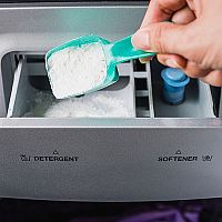 Kolik aviváže, pracího prášku a gelu? Hitem je i ocet namísto aviváže