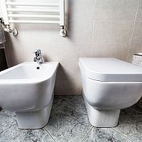 Jak vybrat WC – závěsné, nebo klasické stojící? Rozhoduje cena, rozměry a montáž