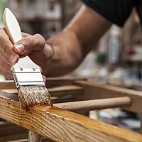 Olej nebo vosk na dřevo a dřevěný nábytek? Přírodní, tuhý, včelí?