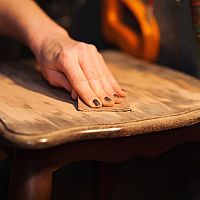 Jak svépomocí zrenovovat starý nábytek? Pomůže i kvalitní včelí vosk